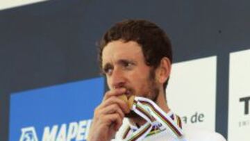 El ciclista británico Sir Bradley Wiggins besa la medalla de oro conseguida hoy en el Mundial de Ciclismo que se está celebrando en Ponferrada (León).
