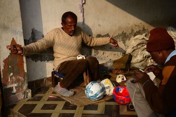 Los balones de fútbol, que se fabrican para la exportación y el mercado indio, son confeccionados por pequeños contratistas en Jalandhar, India. Los dueños de las fábricas distribuyen las materias primas entre los trabajadores de los barrios más marginales de la ciudad que cosen los balones en sus casas.