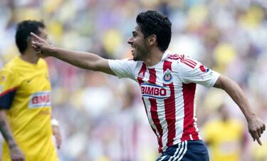 10 jugadores de Chivas y América que anotaron en su primer Clásico Nacional