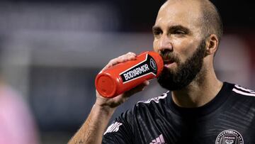 NEW YORK, NY - OCTOBER 17: Gonzalo Higuain #10 of Inter Miami takes a drink as he heads in to the locker room during the half time break of the Eastern Conference Round One match in the Audi 2022 MLS Cup Playoff against New York City FC at Citi Field on October 17, 2022 in New York City. (Photo by Ira L. Black - Corbis/Getty Images)