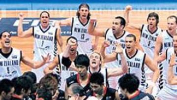 <b>OÍDOS SORDOS. </b>Los japoneses escuchan a su seleccionador mientras Nueva Zelanda baila el 'haka'.