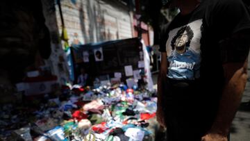 AME2518. BUENOS AIRES (ARGENTINA), 01/12/2020.- Personas observan un mural de Diego Maradona convertido en santuario en el Estadio de Argentinos Juniors, hoy en la Ciudad de Buenos Aires (Argentina). Hace justo una semana, la muerte de Diego Maradona conmocionó a Argentina y el mundo. Un tiempo en el que el 'boom' por la figura del astro futbolístico ha crecido en todos los rincones del planeta mientras avanza la investigación para determinar si hubo alguna negligencia en torno a su fallecimiento. EFE/ Juan Ignacio Roncoroni