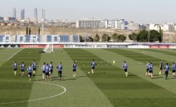 Gran ambiente entre los jugadores del Real Madrid durante el entrenamiento.