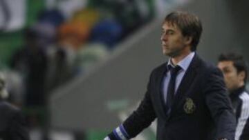 Julen Lopetegui da órdenes durante el Sporting de Lisboa - Oporto en la Liga Portuguesa.
