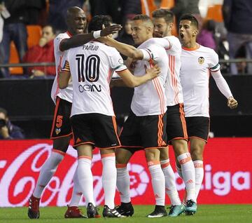 Rodrigo celebra un gol junto a Parejo, Mangala y más compañeros.