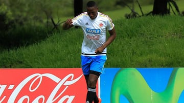 Yerry Mina, en uno de los entrenamientos con la Selecci&oacute;n Sub 23 antes de los Ol&iacute;mpicos. 