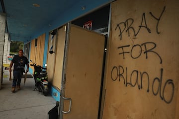 "Pray for Orlando, se lee en una madera que fue colocada en un Home Depot antes de la llegada del huracán Milton.