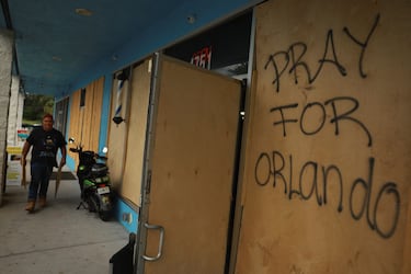 "Pray for Orlando, se lee en una madera que fue colocada en un Home Depot antes de la llegada del huracán Milton.