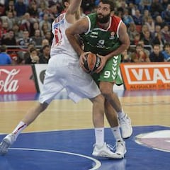 El MVP Bourousis deja atrás el Real Madrid y renace en Vitoria