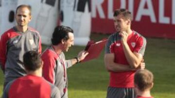 Krychowiak, junto a Emery en un entrenamiento. 