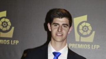 El guardameta belga del At. de Madrid, Thibaut Courtois, tras recibir el premio como "Mejor portero", durante la gala de la Liga de Fútbol Profesional (LFP), que otorga el galardón a los mejores jugadores de la temporada 2012-2013 en cada demarcación, tanto de la Liga BBVA como de la Liga Adelante, elegidos por los entrenadores de los clubes, esta noche en Madrid.