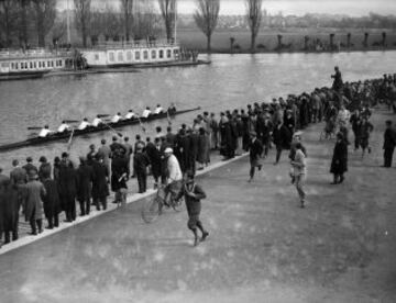 15 de Marzo de 1927, un momento de la regata femenina entre la Universidad de Oxford y la Universidad de Cambridge.