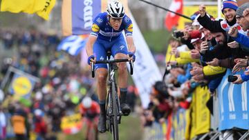 Niki Terpstra rueda en solitario durante el Tour de Flandes 2018.