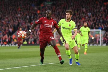 Sadio Mane y Sergi Roberto.