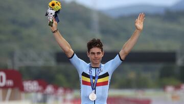 El ciclista belga Wout Van Aert posa en el podio tras ganar la medalla de plata en la prueba de fondo de ciclismo en ruta en los Juegos Ol&iacute;mpicos de Tokio 2020.