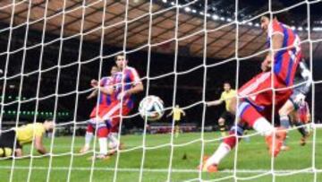 Dante despejó el balón en la misma línea de gol. Hubo polémica.