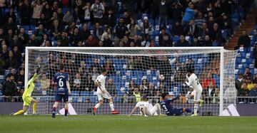 ¡¡ISCO EMPATA EL PARTIDO!! ¡Buena combinación entre Benzema y Brahim que acaba con un remate del francés que desvía el portero, el balón se cae de nuevo a Brahim, centra raso y el balón se pasea despacio por el área pequeña hasta que la empuja el malagueño en el segundo palo!