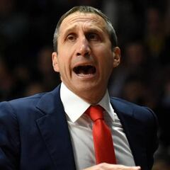David Blatt se marcha del Olympiacos tras un partido