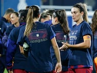 BARCELONA, 22/04/2026.- La capitana del FC Barcelona, Alexia Putellas (dcha), celebra con sus compañeras el título de la Liga F tras el partido de la jornada 26 entre el RCD Espanyol y el FC Barcelona disputado en la Ciudad Deportiva Dani Jarque. EFE/Quique García