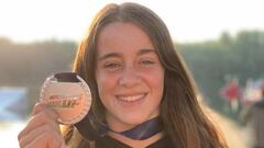 Telma Cester posa con su medalla de plata de los XXI IWWF E&amp;A Cable Wakeboard &amp; Wakeskate Championships.