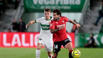Rubén García disputa un balón con Febas.