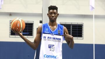 El gigante que mide 2.08 metros de altura, Ibrahima Traoré, nació en Senegal pero decidió representar al baloncesto de El Salvador a finales del 2021.