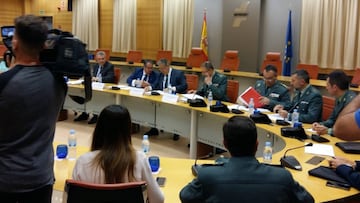 El ministro del Interior, Juan Ignacio Zoido, junto al director de la DGT Gregorio Serrano y las asociaciones de guardias de tr&aacute;fico en la reuni&oacute;n para tomar medidas en el Plan de Seguridad para los Ciclistas.