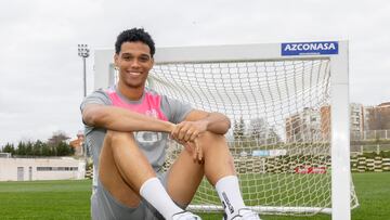 Etienne Etoo, con la portería.