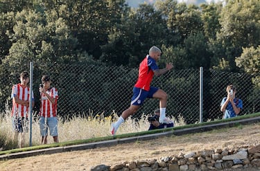 Antoine Griezmann durante la sesión de entrenamiento de hoy del Atlético de Madrid en Los Ángeles de San Rafael. 