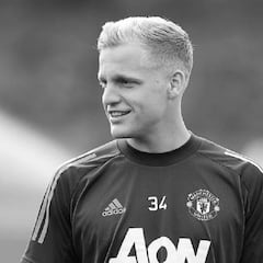 Van de Beek celebra su fichaje por el Manchester United con un coche de 164.000 €