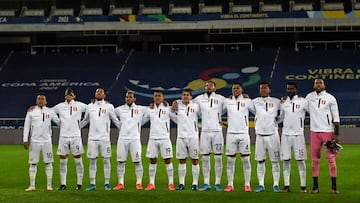 Peru's players sing their national anthem before the Conmebol Copa America 2021 football tournament semi-final match against Brazil at the Nilton Santos Stadium in Rio de Janeiro, Brazil, on July 5, 2021. (Photo by MAURO PIMENTEL / AFP)