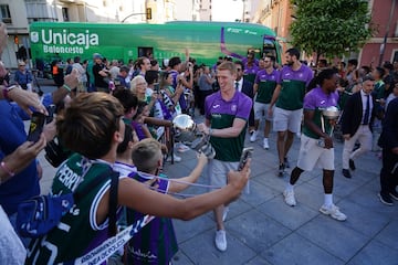 Momento en qye la plantilla del Unicaja accede para ofrecer los títulos de Supercopa e Intercontinental.