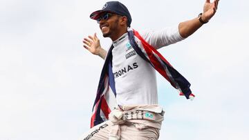 NORTHAMPTON, ENGLAND - JULY 10: Lewis Hamilton of Great Britain and Mercedes GP celebrates his win on the start finish straight after the Formula One Grand Prix of Great Britain at Silverstone on July 10, 2016 in Northampton, England. (Photo by Clive Mason/Getty Images)