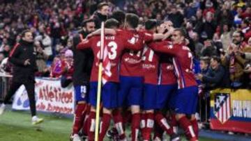 Los jugadores del Atlético celebran el gol de Thomas contra el Levante.