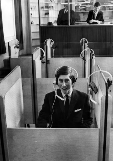 El pr¨ªncipe Carlos en abril de 1969 en el University College de Aberystwyth, Gales, donde realiz¨® un curso de nueve semanas sobre la lengua e historia de Gales.
