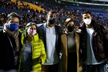 Nahuel Guzmán, portero de Tigres varonil, se dio cita para apoyar a sus compañeras durante la Final ante Rayadas