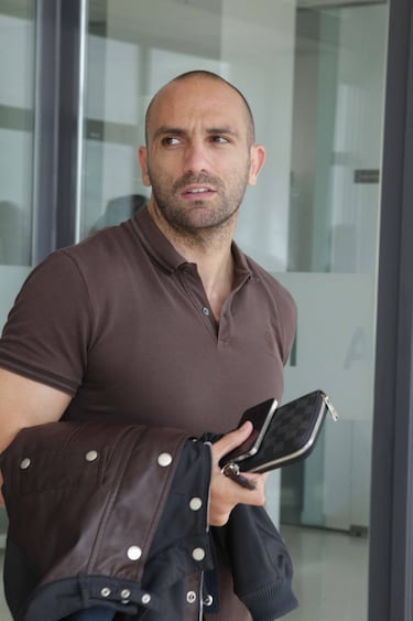 Lateral izquierdo que también actuó como central en el Madrid, y que también ha estado en numerosos equipos: jugó en el Leeds, Olympiakos griego (en dos etapas), Numancia, Córdoba antes de militar en dos equipos griegos en dos etapas diferentes: Veria y Aris Salónica. Ha sido entrenador del Gandía, el equipo de la ciudad donde nació.