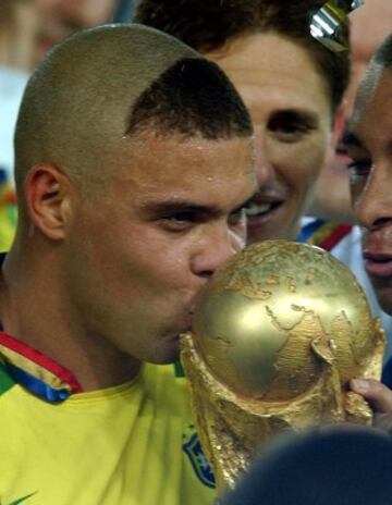 El momento m¨¢s ¨¢lgido de su carrera fue la conquista del Mundial 2002 en Corea y Jap¨®n. El brasile?o anot¨® los dos goles de Brasil en la final para derrotar a Alemania y conquistar su quinta Copa del Mundo.