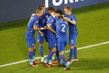 Los jugadores celebran el 1-1 de Nikola Kalinic.