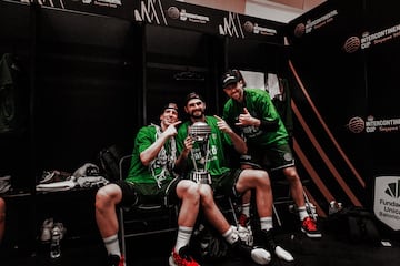 Alberto, Kravish y Kalinoski, con la Copa.