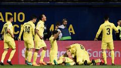 Villarreal&#039;s players celebrate after scoring a goal during the Spanish league football match between Villarreal and Valencia at the La Ceramica stadium in Villarreal on May 5, 2018. / AFP PHOTO / JOSE JORDAN