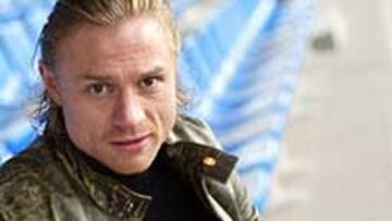 <b>PROVOCACIÓN.</B> El árbitro expulsó a Karpin por entender que estaba menospreciando y provocando a los seguidores del Deportivo.