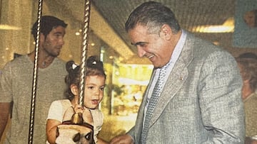 Lorenzo Sanz, con su nieta Ingrid y su hijo Fernando al fondo, en una imagen tomada en julio de 2000.