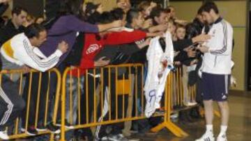 Iker fue aclamado por el centenar de madridistas que estaban en el aeropuerto.