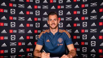 MANCHESTER, ENGLAND - SEPTEMBER 01:   New Manchester United signing Martin Dubravka  signs a contract at Carrington Training Ground on September 01, 2022 in Manchester, England. (Photo by Manchester United/Manchester United via Getty Images)
