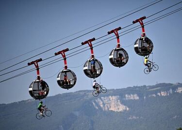 Ciclistas voladores para celebrar el paso del Tour