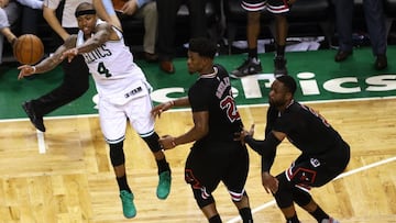 Isaiah Thomas da un pase ante la defensa de Jimmy Butler y Dwyane Wade.