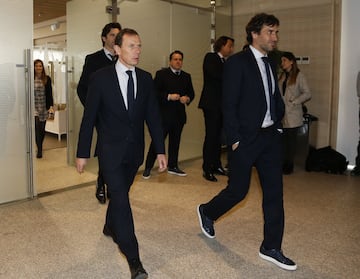 El entrenador del Castilla, Raúl González y Emilio Butragueño antes del acto de presentación. 