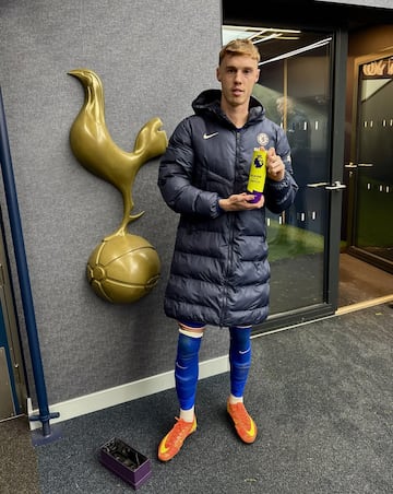 Cole Palmer, jugador del Chelsea, posa con el premio a 'MVP del Partido' tras ganar al Tottenham.