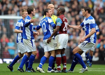 El 'Second City derby' se considera uno de los derbies más importante en Inglaterra. El primer enfrentamiento entre ambos fue en 1879. En total se han enfrentado 242 veces en los que 'Los Villanos' han vencido 107 veces y los de Birmingham 75. 